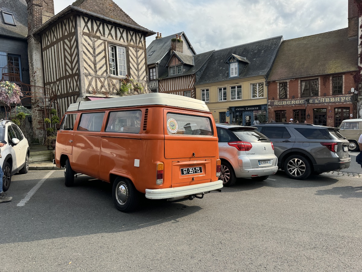 Vue à Beaumont en Auge lors d'un rassemblement 